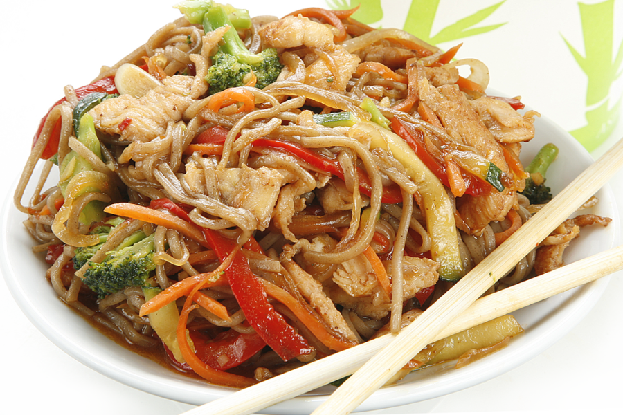 Udon noodle bar. Соба что это в лапша Wok. Лапша удон гречневая. Вок удон с овощами. Вок гречневая лапша с курицей.